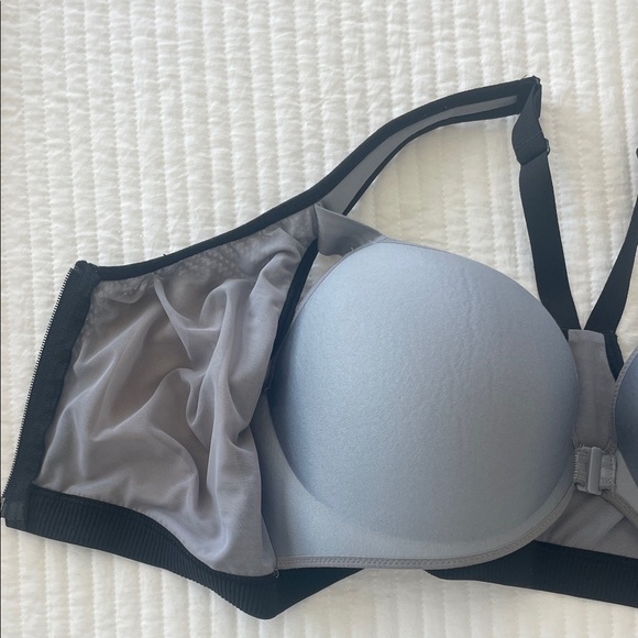 Women's Zipper Front Sports Bra - Black and Gray - Picture 4 of 8